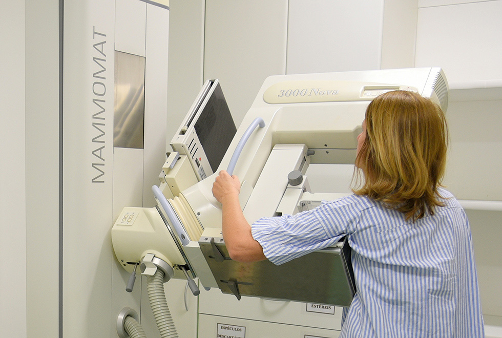 Paciente durante mamografia no Caism