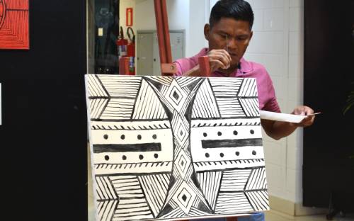 A venda dos quadros será em prol da visita de Abé à sua família, no Amazonas. Os interessados podem entrar em contato com o artista pelo celular (19) 98319-8597 (chave pix).