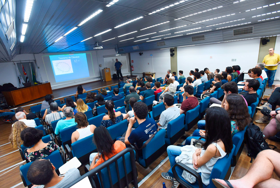 Auditório cheio para a palestra do professor do Instituto de Física, Alex Antonelli.