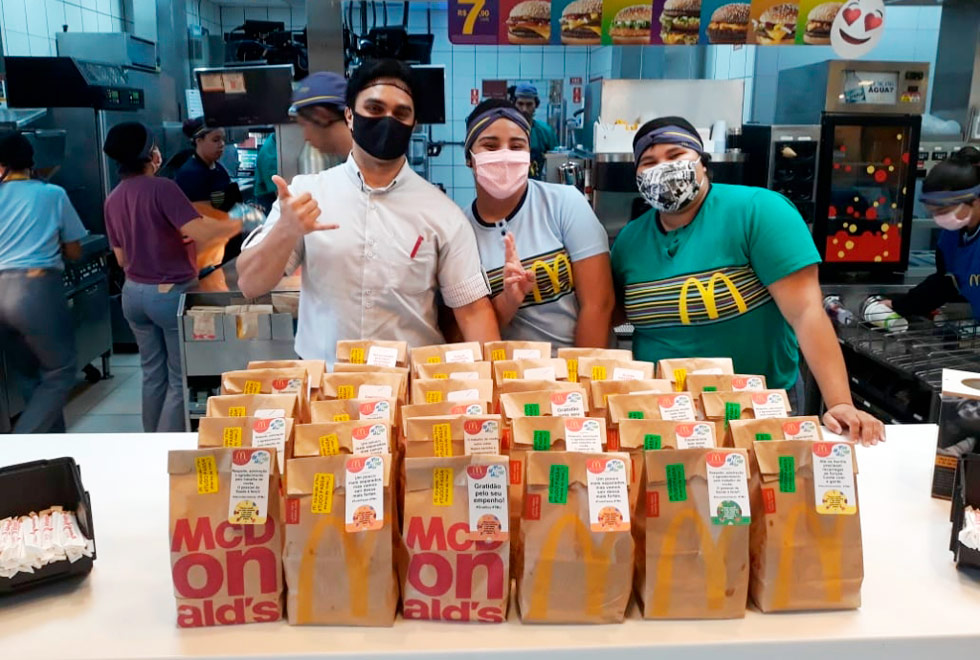Funcionários do McDonald's que estão trabalhando durante pandemia 