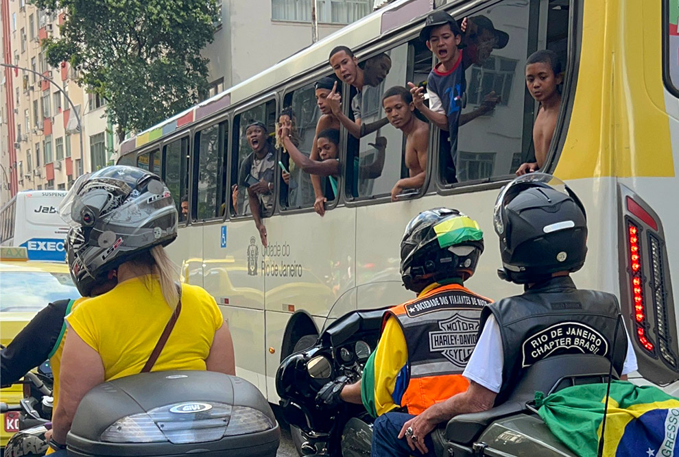 Passageiros de ônibus vaiam manifestantes durante motociata no Rio: para Cavalcante "imagem explicita a força do sentimento de injustiça"