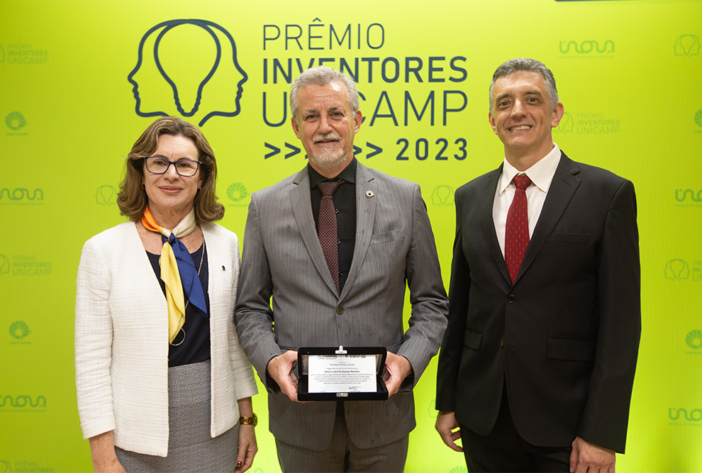 O reitor da Unicamp Antonio Meireles (ao centro) faz parte dos inventores premiados na cerimônia, por sua tecnologia para atuação no etanol estar licenciada para a empresa Newpro