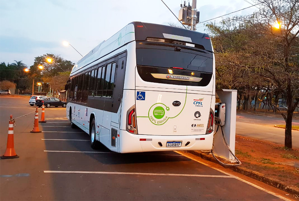 Ônibus elétrico em circulação na Unicamp; 