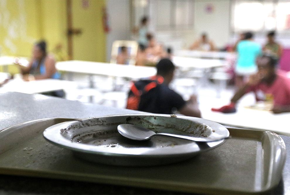Distribuição de almoço em organização humanitária na região central do Rio de Janeiro: grandes cidades concentram maior contingente de pessoas com fome