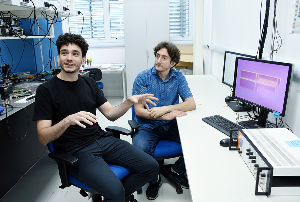 O doutorando Pedro Pinho (à esq.) e o professor Thiago Mayer Alegre: investimentos em computação quântica mobilizam diferentes segmentos