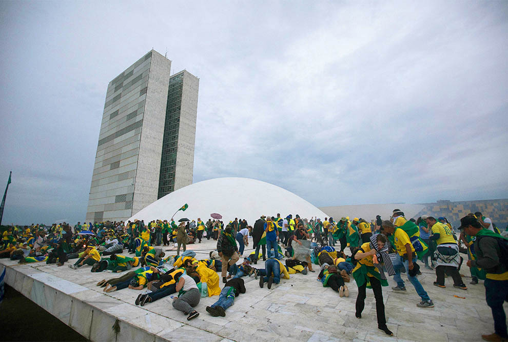 Golpistas no Congresso Nacional durante o ato de 8 de janeiro na Praça dos Três Poderes: narrativas em disputa (Foto: Joeldson Alves/Agência Brasil)
