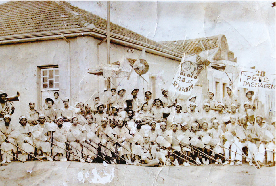 Integrantes do bloco de carnaval do Clube 28 de Setembro, em 1935, em Pouso Alegre