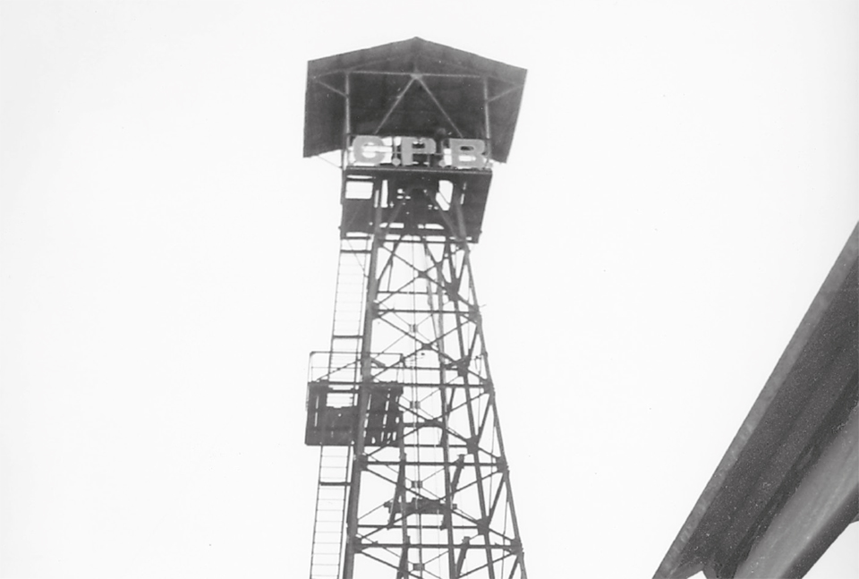 Torre de petróleo do campo de Araquá; no topo vê-se a sigla da Companhia Petróleos do Brasil (CPB)