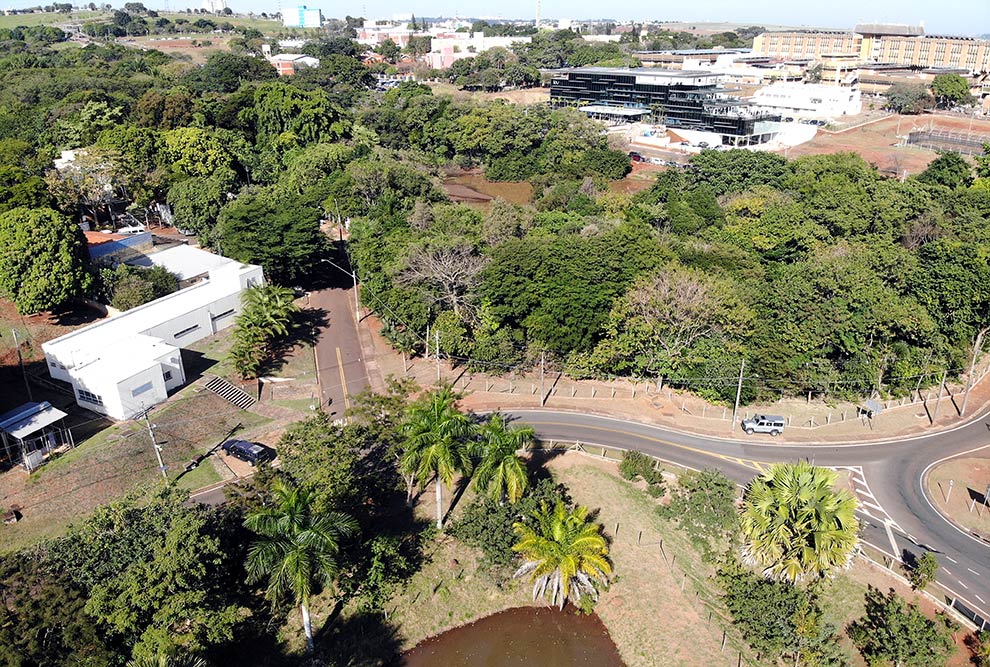O campus Zeferino Vaz tem hoje 600 mil metros quadrados construídos; observa-se que o espaço está totalmente ocupado por um sistema viário