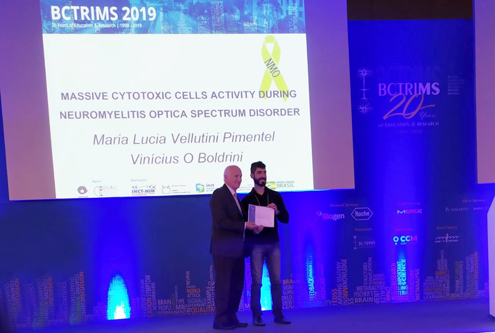 O conjunto de resultados venceu a categoria de melhor pôster apresentado no XIX Congresso Brasileiro de Esclerose Múltipla de Neuromielite Óptica, em 2018 