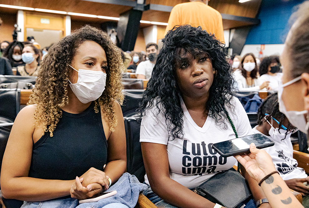 A presidente da Central Única de Favelas (CUFA) Campinas, Michele Eugênio e Marcela Reis, coordenadora social da CUFA e mãe de Malik