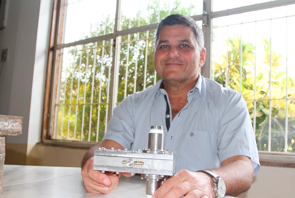 O engenheiro Luiz Souza Costa Filho exibe a válvula desenvolvida por ele: mecanismo simplificado de abertura e fechamento
