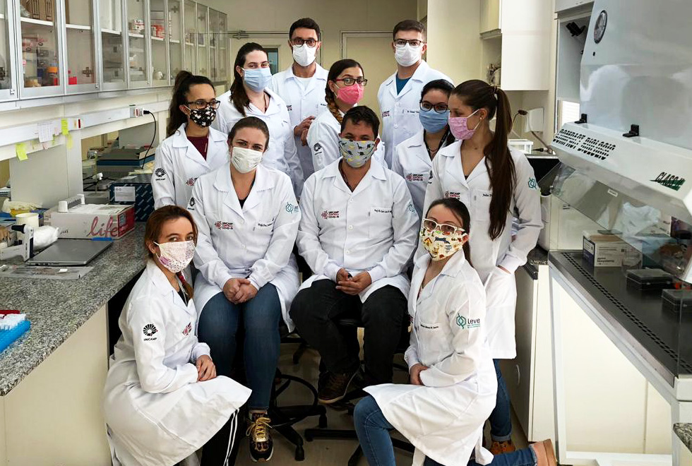 audiodescrição: fotografia colorida da equipe do LEVE, no laboratório, posando para foto