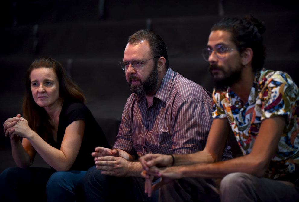 A maestrina Cinthia Alireti, o produtor Angelo Fernandes e Felipe Venâncio 
