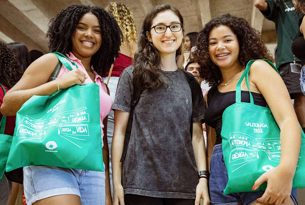 Da esq. para dir.: "É meu sonho estudar aqui desde o ensino médio, e é uma das melhores universidades da América Latina, não tem como ser outra" (Emily Pereira – 20 anos – caloura de Farmácia); “Moro em Barão Geraldo, e a Unicamp é do lado da minha casa! Posso vir a pé para a universidade.” (Laís Tabossi – 20 anos – caloura de Farmácia); "Sempre quis trabalhar com biologia molecular, e a farmácia tem muito destaque nessa área." (Estela Dias – 20 anos – caloura de Farmácia)