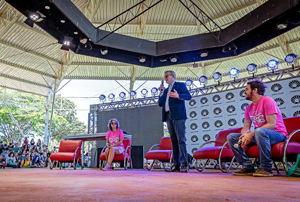 A recepção teve sequência às 9h30, no Teatro de Arena, com as boas-vindas dadas pelo reitor Antonio José de Almeida Meirelles