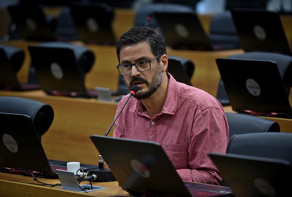 El director de la IEL, Petrilson Alan Pinheiro da Silva, al leer la nota de repudio firmada por los directores de las unidades