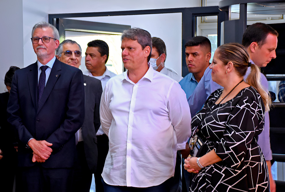 Reitor Antonio Meirelles e a superintendente do HC, Elaine Ataíde acompanham o governador na visita ao hospital 