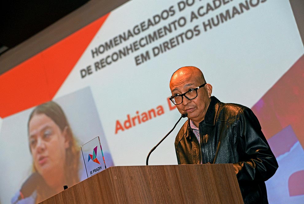 Marcelo Seiko Higa recebeu o prêmio de sua esposa Adriana Dias; homenagem póstuma, por suas importantes pesquisas e incansável luta contra o extremismo e pela defesa da inclusão e diversidade