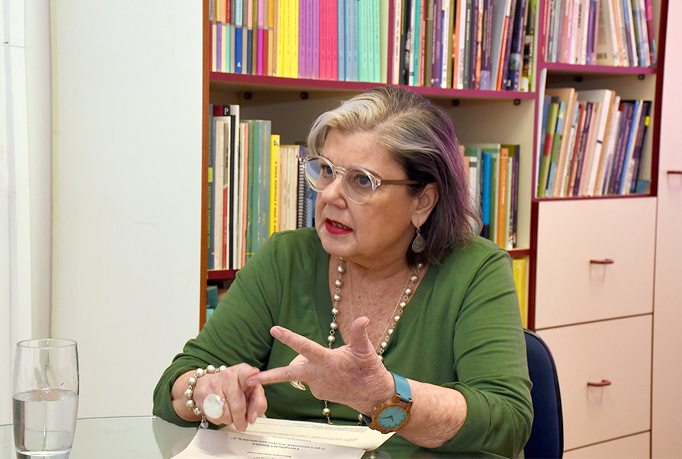 A professora Leila da Costa Ferreira:  
