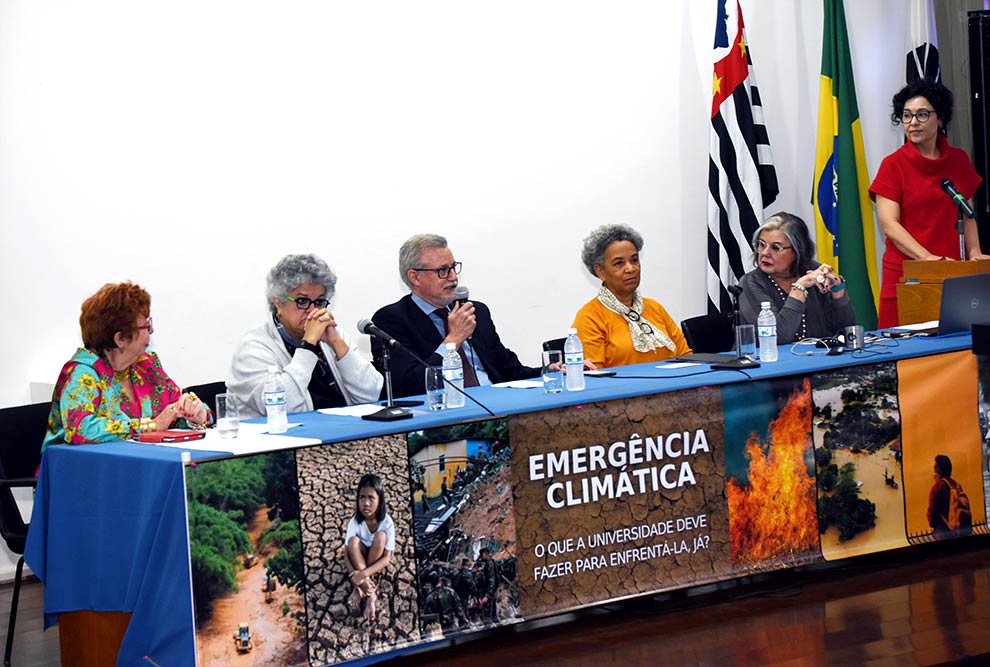 Mesa de abertura do seminário Emergência Climática: o que a universidade deve fazer para enfrentá-la, já?, que prossegue até quarta-feira (16)
