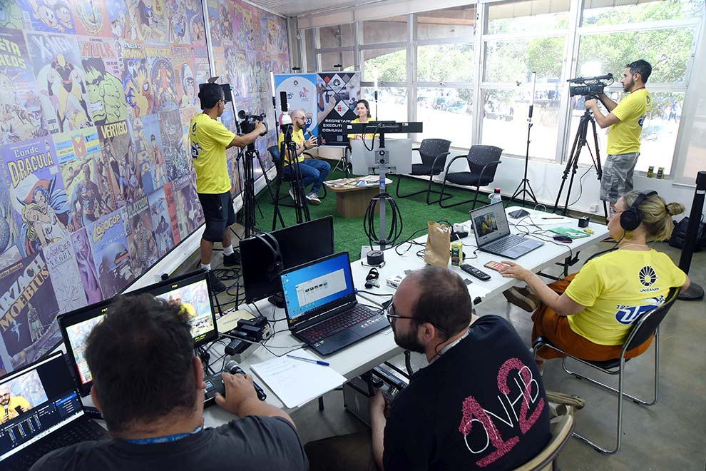 Equipe da Secretaria Executiva de Comunicação (SEC) durante apresentação de programa ao vivo