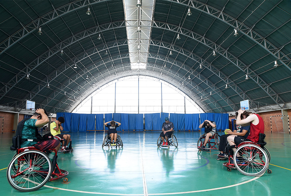 Atletas com deficiência física durante treinamento na Faculdade de Educação Física