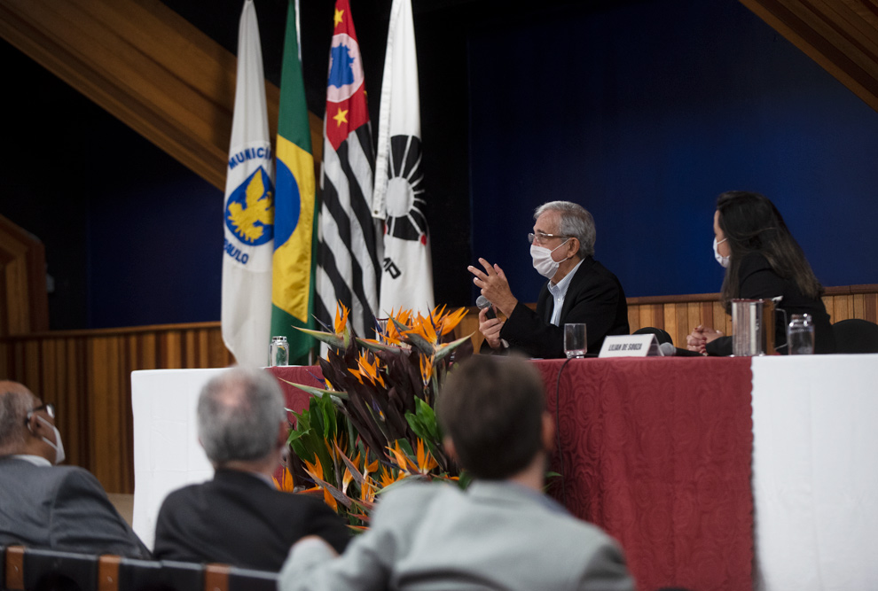 audiodescrição: fotografia colorida do palestrante roberto, durante mesa inaugural do fórum