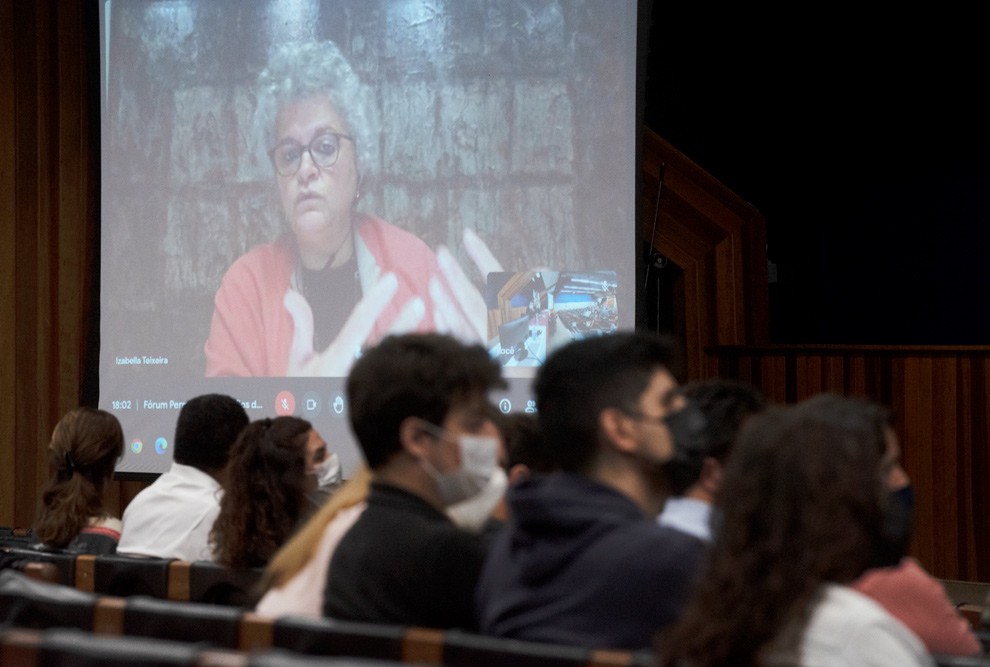audiodescrição: fotografia colorida de izabella teixeira, em participação online na mesa inaugural do fórum