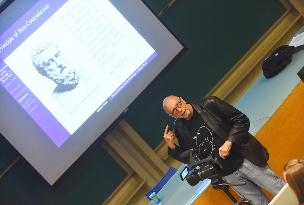 Graham Priest durante aula da Escola São Paulo de Ciência Avançada em Lógica Contemporânea, Racionalidade e Informação: “A ideia de trabalhar com contradições era horrível para grande parte dos filósofos ocidentais” (Foto: Antonio Scarpinetti)