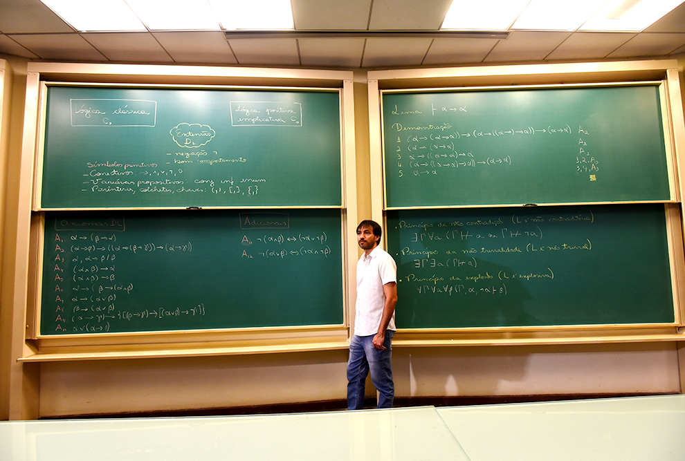 Quais as diferenças de formação entre lógicos oriundos da filosofia e da matemática e as contribuições do raciocínio revogável para o avanço científico