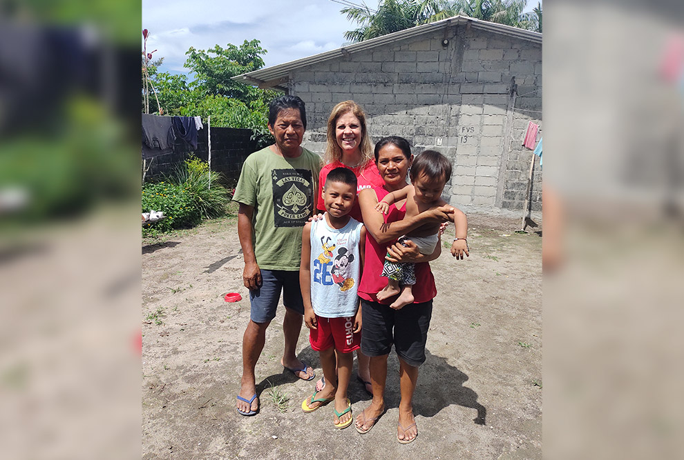 A jornalista Juliana Sangion (camiseta vermelha) com a família de seu Bibiano Barbosa