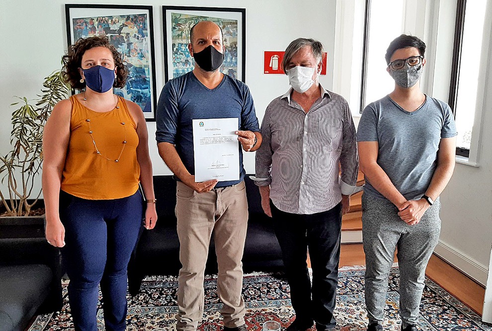 foto mostra equipe que recebeu as doações