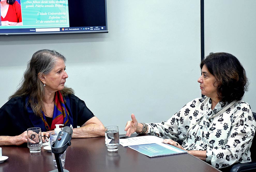A coordenadora-geral da Universidade, Maria Luiza Moretti (à esquerda) e a ministra Nísia Trindade: aumento da capacidade de assistência