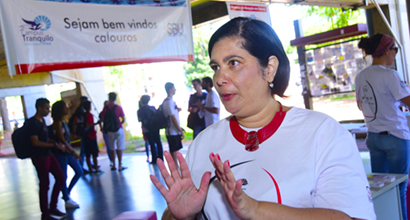 A bibliotecária Maria Helena explica o valor do programa de recepção aos calouros, falando dos benefícios de utilizar as bibliotecas da Unicamp