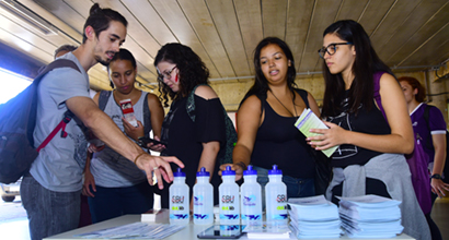 Alunos que acabam de ingressar na Universidade recebem squeezes durante programa de recepção aos calouros