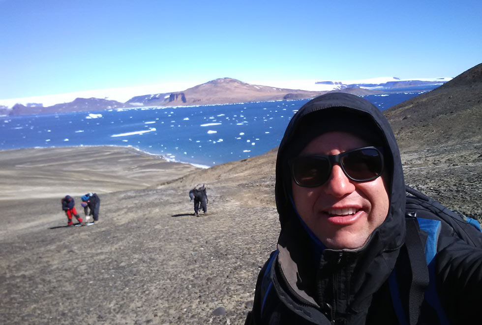 O docente do Instituto de Geociências Alessandro Batezelli e equipe explorando a ilha em temperatura mais amena