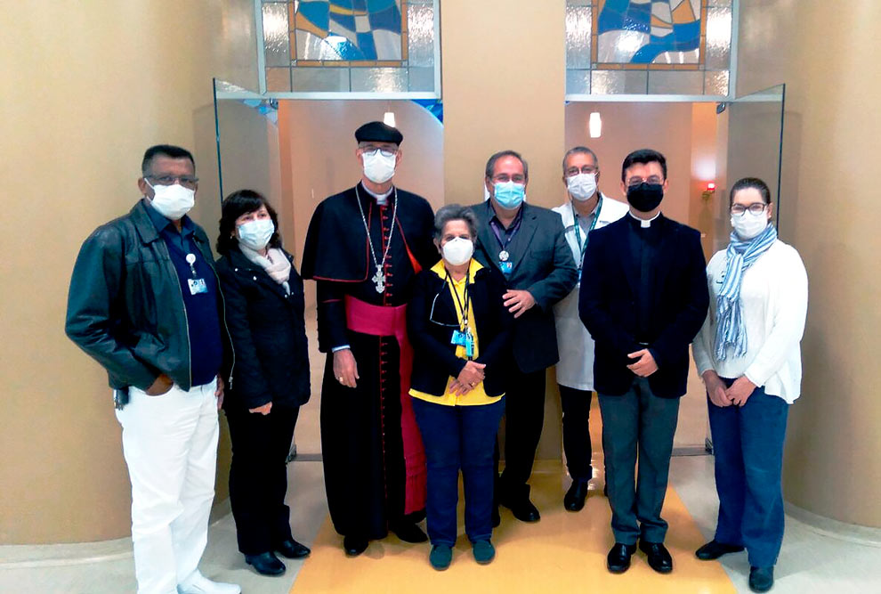 Dom João Inácio Müller e o padre Emerson de Almeida Amaral visitaram o HC a convite do superintendente, Antonio de Oliveira Filho