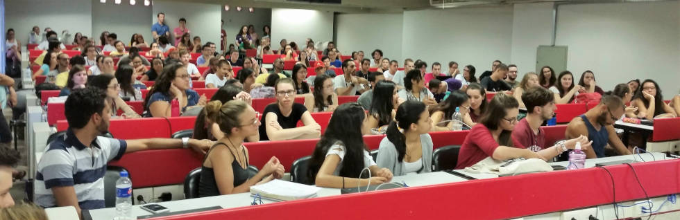 Alunos do curso de Medicina durante aula presencial, em 2019: Atividades teóricas permanecem em ensino remoto. 