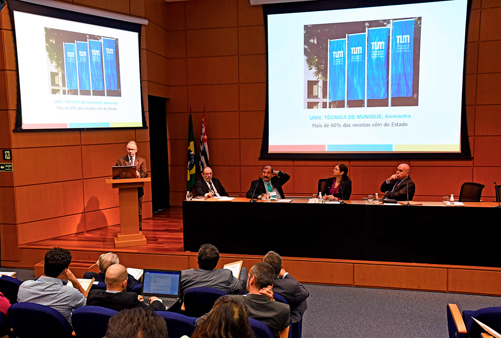 Marcelo Knobel e a mesa composta por Hernan Chaimovich (mediador), Luiz Roberto Liza Curi, Débora Foguel e Renato Lessa