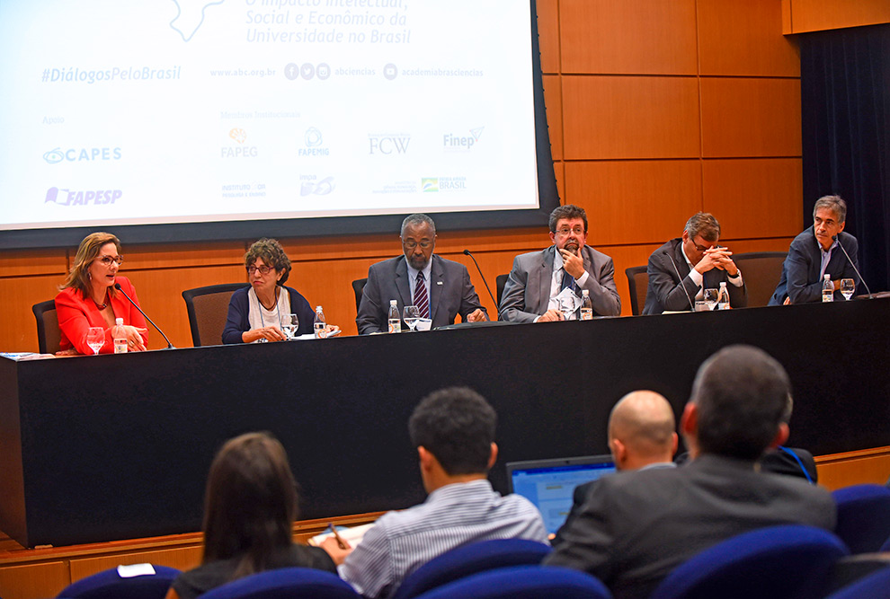 Na mesa da tarde: Gianna Sagazzio, Elisa Reis, Oswaldo Alves (mediador), Dácio Matheus, Gilberto Peralta (Azul Linhas Aéreas), Luís Manuel Rebelo Fernandes