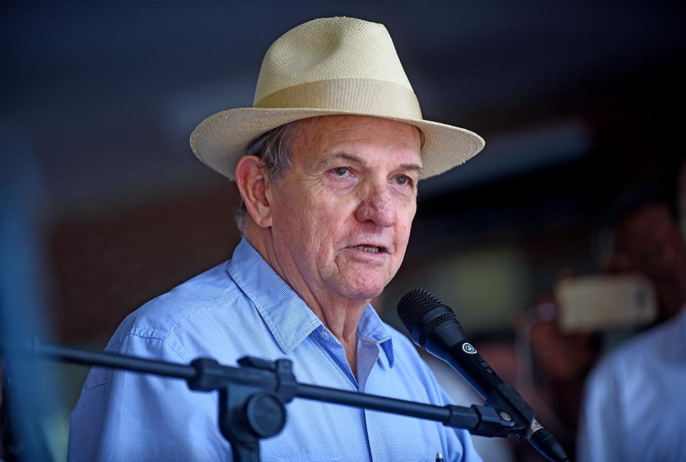 foto mostra o ex-reitor Carlos Vogt, ele veste camisa azul e usa chapéu