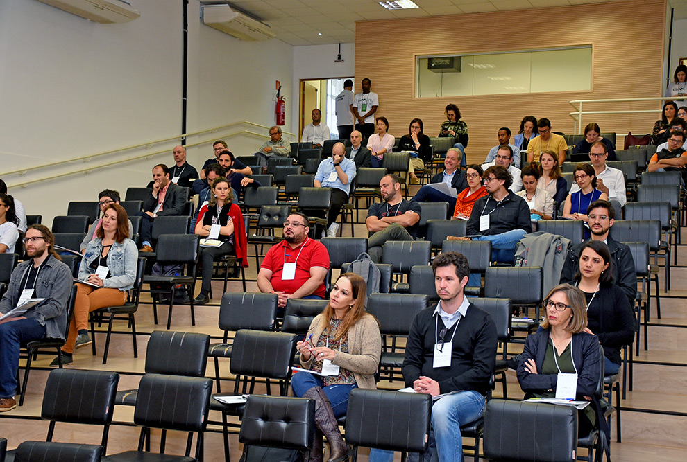 Pesquisadores britânicos e brasileiros reunidos no Instituto de Geociências para discutir meio ambiente e desenvolvimento 