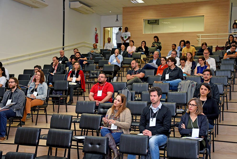 Pesquisadores britânicos e brasileiros reunidos no Instituto de Geociências para discutir meio ambiente e desenvolvimento