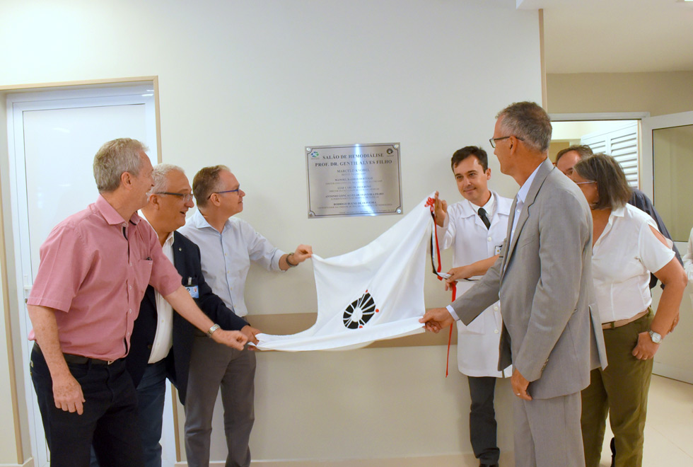 Representantes do Centro Integrado de Nefrologia descerram a placa de inauguração do novo salão de hemodiálise.