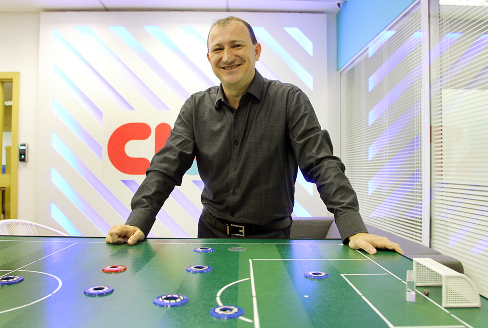 foto mostra cesar gon apoiado em uma mesa de futebol de botão