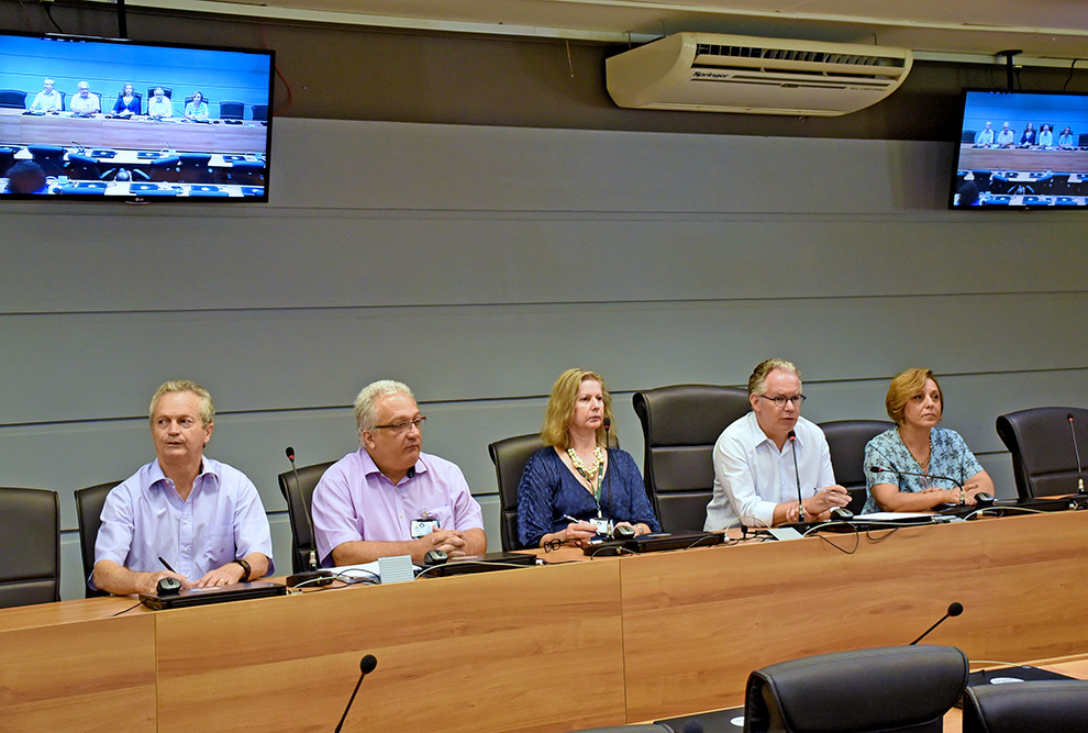 foto mostra dirigentes da universidade e do hospital das clínicas sentados respondendo a questões