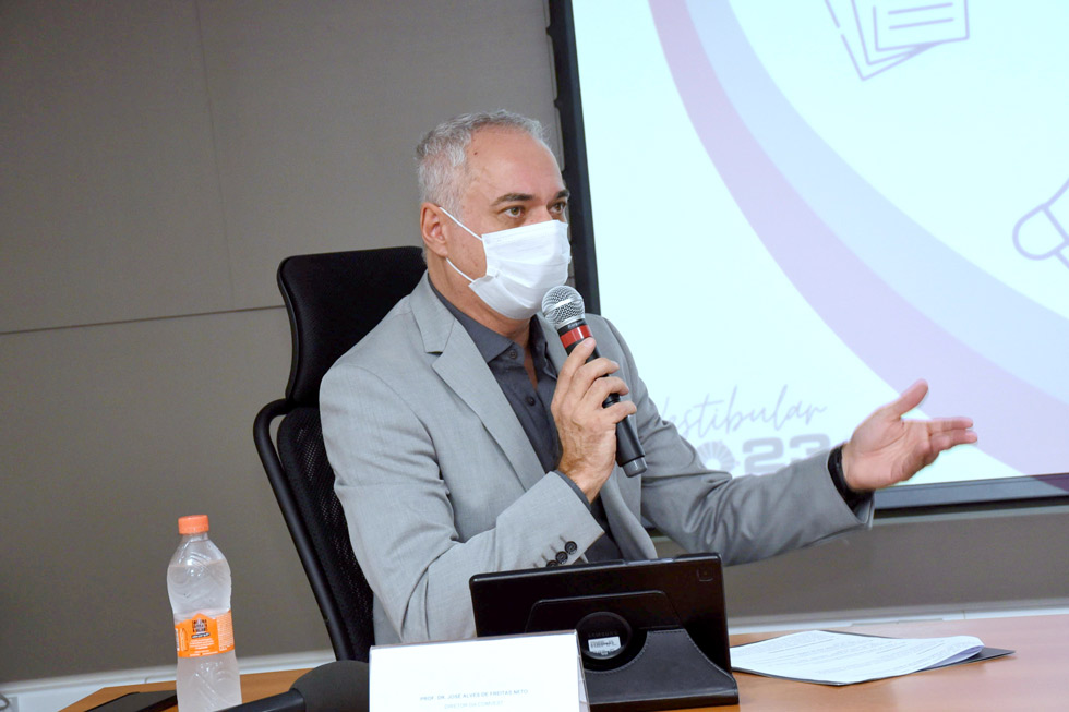 O coordenador da Comvest, José Alves, em coletiva de imprensa sobre abertura de inscrições para o Vestibular 2023