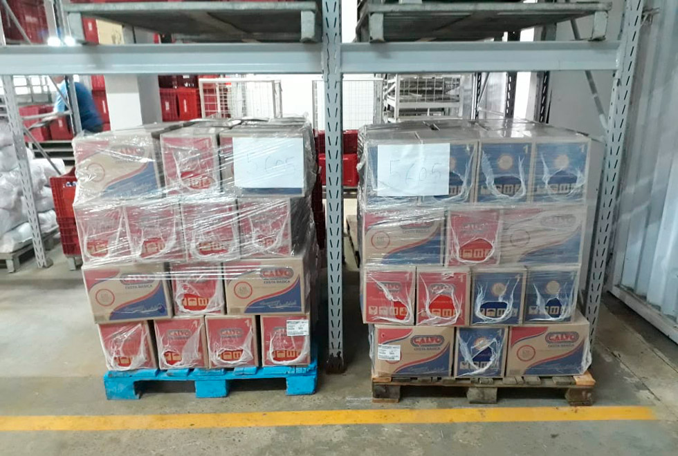 foto mostra caixas de cestas básicas empilhadas 
