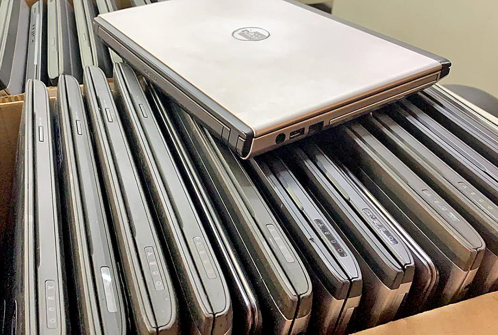 foto mostra os laptops doados
